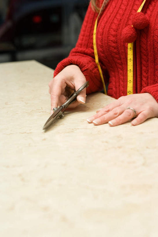 西方人,手,一个人,坐,竖图,室内,白天,正面,欧洲,欧洲人,仅一个女性,仅一个人,握,修剪,花纹,服装,测量,布,工具,剪刀,皮尺,图案,刻度,拿,布纹,拿着,休闲装,衣服,尺,保养,休闲,手部,休闲服,握着,保健,服饰,仅一个老年女性,测量工具,裁剪,布匹,尺子,减肥,剪子,剪裁,切割,腰围尺,瘦身,量具,量仪,塑料卷尺,老年女性,女人,女性,白种人,坐着,半身,彩图