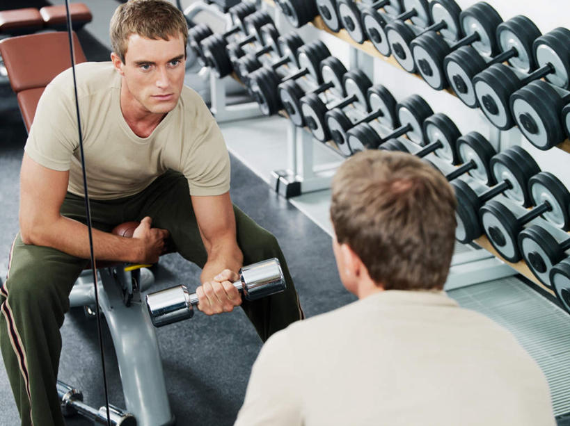 西方人,一个人,健身房,坐,横图,俯视,室内,白天,运动服,锻炼,运动,镜子,哑铃,欧洲,欧洲人,仅一个男性,仅一个人,一排,许多,用力,服装,整齐,拎,注视,娱乐,运动器械,排列,仅一个年轻男性,衣服,观察,看,享受,休闲,健身器械,放松,服饰,观看,镜像,察看,衣着,镜面,穿着,队列,关注,使劲,健身器材,室内运动,衣饰,男人,男性,年轻男性,白种人,坐着,半身,彩图,高角度拍摄,健身,健身馆,运动器材,拎着,运动装