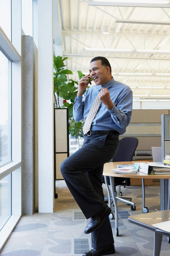 西方人,一个人,商务人士,商务男性,办公室,站,笑,打电话,微笑,露齿笑,竖图,室内,白天,侧面,衬衫,兴奋,电脑,显示器,鼠标,键盘,窗户,家具,落地窗,桌子,电话,手机,椅子,欧洲,欧洲人,仅一个男性,仅一个人,仅一个中年男性,套装,网络,办公桌,墙,输入设备,通讯设备,玻璃窗,墙壁,墙面,会议椅,站着,台式电脑,欢快,喜悦,办公椅,通信设备,商务装,欢腾,工薪阶层,输出设备,一部,办公家具,商务椅,培训椅,庆幸,交流,男人,男性,中年男性,白种人,白领,上班族,沟通,通话,站立,彩图,全身,衬衣,高兴,欢乐,开心,愉快