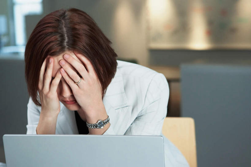 西方人,一个人,商务人士,商务女性,坐,横图,室内,白天,正面,电脑,笔记本电脑,椅子,欧洲,欧洲人,仅一个年轻女性,仅一个女性,仅一个人,套装,朦胧,模糊,时间,网络,时钟,手表,木椅,计时,通讯设备,钟表,表,遮,遮掩,腕表,无线,掩盖,遮挡,通信设备,商务装,无线网络,无线上网,便携式电脑,工薪阶层,遮盖,掩饰,手提电脑,年轻女性,女人,女性,白种人,白领,上班族,钟,坐着,半身,彩图