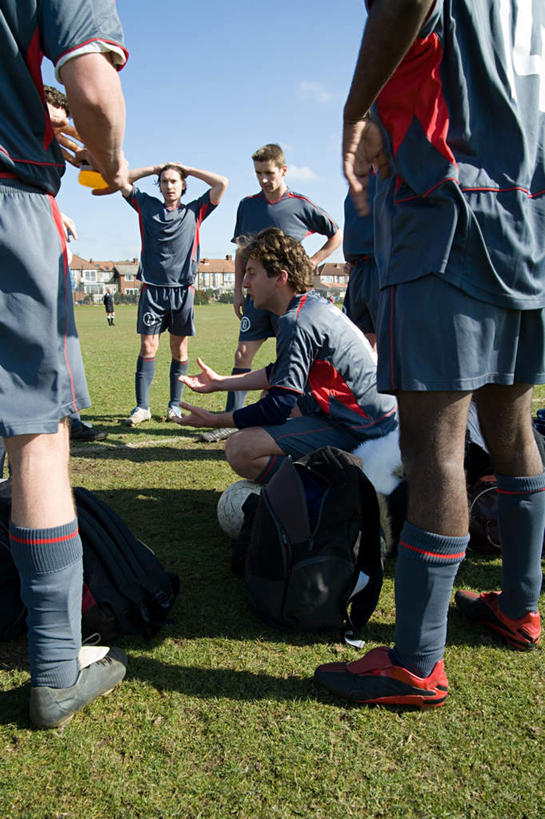 西方人,背部,运动员,足球场,体育馆,运动场,站,蹲,竖图,室外,白天,正面,运动服,运动鞋,锻炼,成功,运动,合作,团队,集体,信心,竞争,足球,草地,草坪,植物,鞋子,欧洲,欧洲人,服装,足球装备,许多人,速度,注视,运动器械,体育场,队伍,草,衣服,蓝色,绿色,蓝天,天空,天,观察,看,站着,一群人,健身器械,力量,平衡,服饰,田径场,晴朗,观看,休闲鞋,协调,察看,衣着,成就,穿着,关注,健身器材,绿茵场,灵敏,合伙,柔韧,万里无云,运动馆,蹴鞠,耐力,衣饰,体育,足球运动,男人,男性,年轻男性,白种人,晴空,晴空万里,体育运动员,运动选手,蹲着,站立,半身,彩图,健身,足球比赛场地,运动器材,运动装