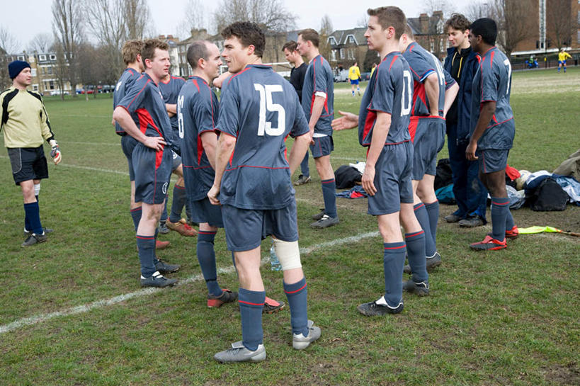 西方人,背部,运动员,足球场,体育馆,运动场,站,蹲,横图,室外,白天,正面,运动服,运动鞋,锻炼,成功,运动,合作,团队,集体,信心,竞争,足球,草地,草坪,植物,鞋子,欧洲,欧洲人,服装,标志,数字,文字,字符,足球装备,许多人,速度,注视,标识,运动器械,体育场,队伍,草,衣服,绿色,观察,看,站着,一群人,健身器械,力量,平衡,阿拉伯数字,服饰,田径场,观看,休闲鞋,协调,察看,衣着,成就,穿着,关注,健身器材,绿茵场,灵敏,合伙,柔韧,运动馆,蹴鞠,耐力,衣饰,体育,足球运动,男人,男性,年轻男性,白种人,体育运动员,运动选手,蹲着,站立,彩图,全身,健身,足球比赛场地,运动器材,运动装