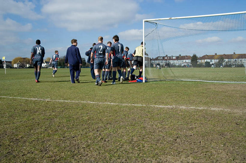 西方人,运动员,足球场,体育馆,运动场,站,蹲,横图,室外,白天,运动服,运动鞋,锻炼,成功,运动,合作,团队,集体,信心,竞争,足球,草地,草坪,植物,鞋子,欧洲,欧洲人,服装,云,云朵,足球装备,许多人,速度,云彩,注视,运动器械,体育场,队伍,草,背面,衣服,蓝色,绿色,白云,蓝天,天空,天,观察,看,站着,一群人,健身器械,力量,平衡,服饰,田径场,晴朗,观看,休闲鞋,协调,察看,衣着,成就,穿着,关注,健身器材,绿茵场,灵敏,合伙,柔韧,运动馆,蹴鞠,耐力,衣饰,体育,足球运动,男人,男性,年轻男性,白种人,晴空,体育运动员,运动选手,蹲着,站立,彩图,全身,健身,足球比赛场地,运动器材,运动装