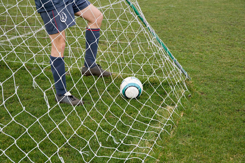 西方人,一个人,运动员,足球场,体育馆,运动场,站,横图,俯视,室外,白天,运动服,运动鞋,足球,草地,草坪,植物,鞋子,欧洲,欧洲人,仅一个男性,仅一个人,服装,足球装备,运动器械,体育场,袜子,踩,草,仅一个年轻男性,衣服,绿色,踩着,站着,健身器械,服饰,田径场,休闲鞋,长袜,衣着,穿着,健身器材,绿茵场,长筒袜,运动馆,蹴鞠,衣饰,长统袜,足球运动,男人,男性,年轻男性,白种人,体育运动员,运动选手,站立,半身,彩图,高角度拍摄,足球比赛场地,运动器材,运动装