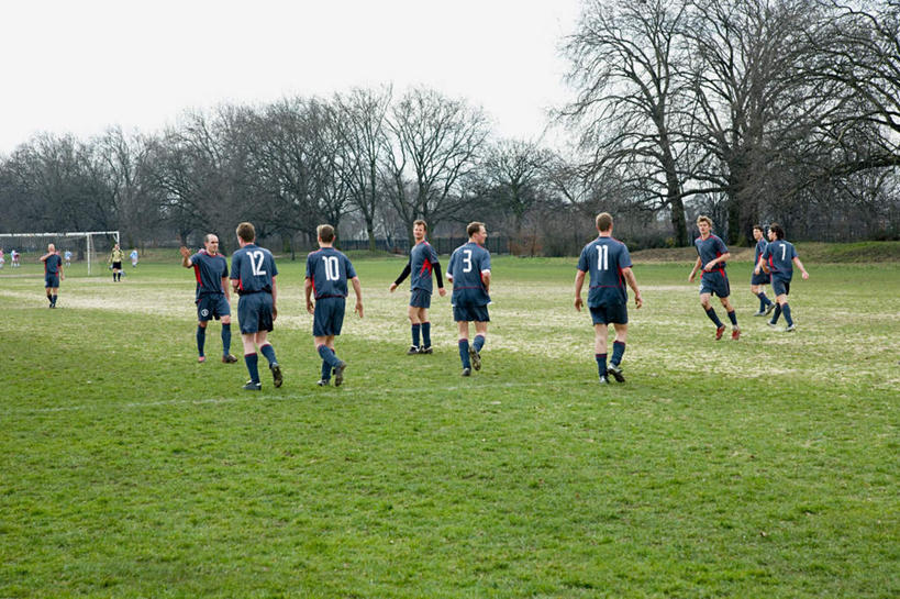 西方人,背部,运动员,足球场,体育馆,运动场,站,跑,跳,横图,室外,白天,正面,运动服,运动鞋,锻炼,成功,运动,合作,团队,集体,信心,竞争,足球,草地,草坪,植物,鞋子,欧洲,欧洲人,服装,标志,数字,文字,字符,足球装备,许多人,速度,注视,标识,运动器械,体育场,袜子,队伍,草,树,树木,衣服,绿色,自然,观察,看,站着,一群人,健身器械,力量,平衡,阿拉伯数字,服饰,田径场,生长,成长,观看,休闲鞋,长袜,协调,察看,衣着,成就,穿着,关注,健身器材,绿茵场,灵敏,合伙,长筒袜,柔韧,运动馆,蹴鞠,耐力,衣饰,长统袜,体育,足球运动,男人,男性,年轻男性,白种人,体育运动员,运动选手,跑步,跳跃,站立,彩图,全身,健身,足球比赛场地,运动器材,运动装