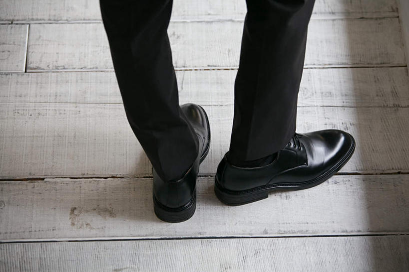 西方人,一个人,商务人士,商务男性,站,横图,俯视,室内,白天,鞋,衬衫,地板,鞋子,欧洲,欧洲人,仅一个男性,仅一个人,阴影,套装,反射,影子,皮革,地面,木地板,仅一个年轻男性,站着,商务装,工薪阶层,男人,男性,年轻男性,白种人,白领,上班族,站立,半身,彩图,高角度拍摄,衬衣,皮鞋