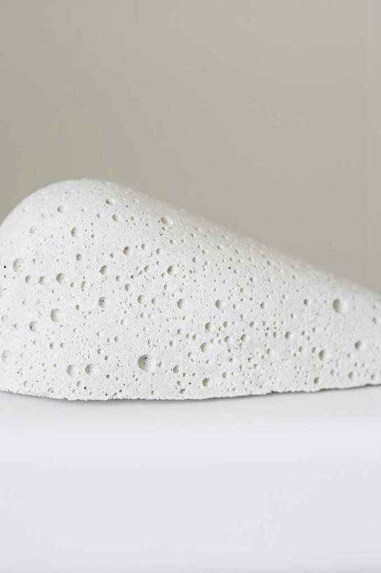 无人,竖图,室内,特写,白天,正面,石头,卫生间,浴室,静物,朦胧,模糊,石子,墙,墙壁,墙面,一个,白色,浴缸,单个,磨脚石,卫浴设备,水管装置,淋浴房,石块,岩石,彩图,冲凉房,沐浴间,沐浴室