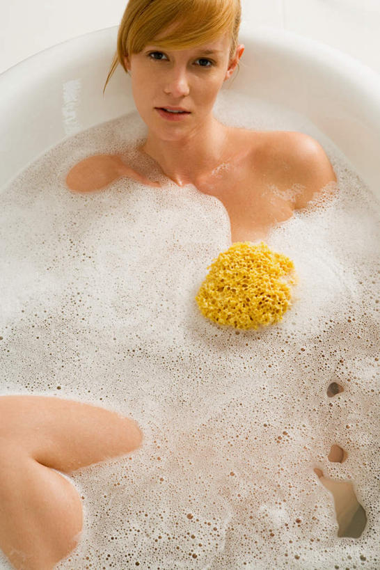 西方人,一个人,躺,竖图,俯视,室内,白天,化妆,美容,水,卫生间,浴室,欧洲,欧洲人,仅一个年轻女性,仅一个女性,仅一个人,护肤,阴影,波纹,透明,反射,海绵,液体,影子,气泡,水滴,涟漪,漩涡,注视,水泡,裸露,水珠,一个,水纹,泡泡,浴缸,观察,看,清洁,保养,享受,休闲,放松,保健,单个,观看,圆弧,察看,关注,裸,卫浴设备,养颜,洗脸海绵,洗脸扑,洗脸绵,水管装置,卧着,年轻女性,女人,女性,白种人,淋浴房,抬头,躺着,卧,仰头,半身,彩图,高角度拍摄,冲凉房,沐浴间,沐浴室