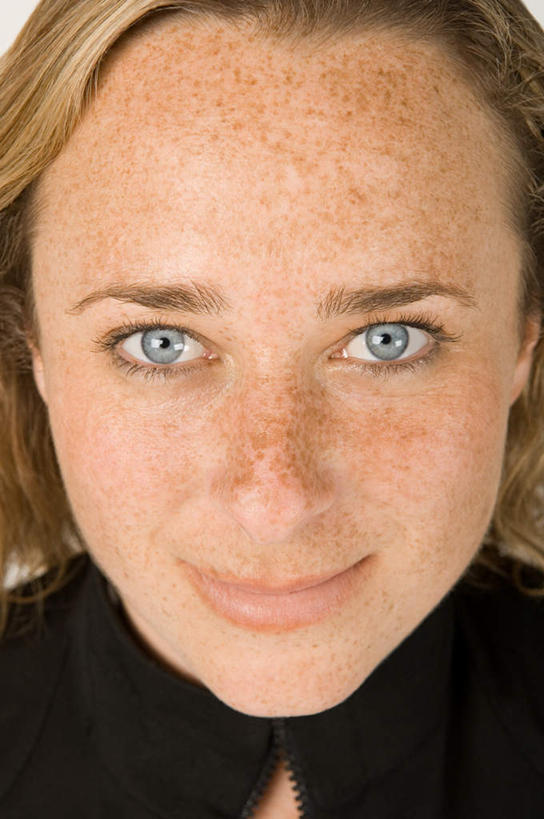 西方人,脸,头,脸颊,一个人,竖图,室内,特写,白天,正面,欧洲,欧洲人,仅一个女性,仅一个人,服装,斑点,注视,休闲装,肩膀,衣服,观察,看,仅一个中年女性,休闲,休闲服,摄影,服饰,影棚,观看,察看,雀斑,关注,雀瘢,女人,女性,中年女性,白种人,头部,脸部,脸蛋,面部,半身,彩图,影棚拍摄,拍摄