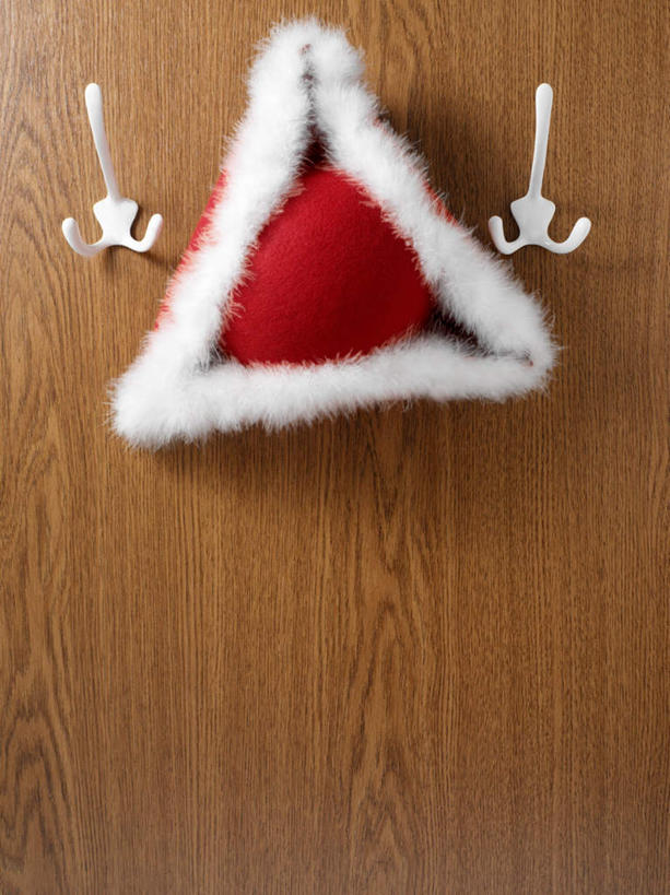 无人,竖图,室内,特写,白天,正面,静物,帽子,一排,吊挂,悬挂,阴影,整齐,反射,木制,钩子,绒毛,影子,塑料,墙,挂钩,挂,礼帽,墙壁,墙面,排列,三个,一个,红色,木制品,塑料制品,单个,队列,彩图