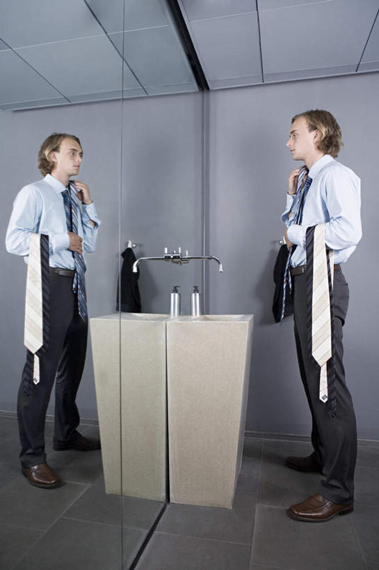 西方人,一个人,商务人士,商务男性,站,举,竖图,室内,白天,侧面,衬衫,西装,镜子,卫生间,洗手间,欧洲,欧洲人,仅一个男性,仅一个人,握,阴影,套装,正装,反射,木制,水槽,水龙头,影子,墙,领带,拿,拿着,注视,职业装,水斗,开关,墙壁,墙面,仅一个年轻男性,一个,灰色,夹子,木制品,瓶子,塑料制品,打开,观察,看,托,站着,塑料瓶,握着,单个,观看,阀门,镜像,察看,开启,镜面,关注,商务装,困惑,工薪阶层,衣夹,水咀,男人,男性,年轻男性,白种人,白领,上班族,厕所,举起,举手,举着,向上举,向上伸,向上托,站立,彩图,全身,衬衣