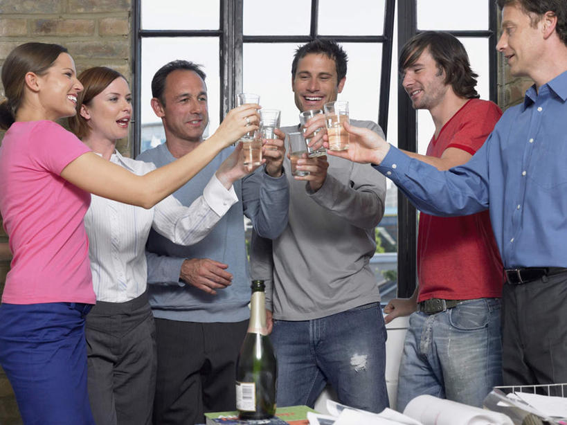 葡萄酒,西方人,伙伴,朋友,办公室,站,笑,微笑,露齿笑,横图,室内,白天,正面,奢侈,快乐,友谊,合作,团队,窗户,家具,桌子,杯子,欧洲,欧洲人,握,服装,裤子,庆祝,材料,档案,高脚杯,文件,纸,办公桌,墙,许多人,浪漫,拿,拿着,注视,牛仔裤,休闲装,玻璃窗,墙壁,墙面,玻璃制品,酒,饮料,衣服,酒杯,手稿,资料,香槟,干杯,观察,看,碰杯,站着,一群人,休闲,休闲服,交际,友好,诱惑,战略,握着,服饰,观看,证明,庆贺,察看,关注,文档,礼仪,敬酒,香槟杯,办公家具,劝酒,联合,合谋,气泡酒,起泡酒,汽酒,配合,协作,男人,男性,年轻男性,年轻女性,女人,女性,中年男性,中年女性,白种人,玻璃杯,站立,半身,彩图,高兴,欢笑