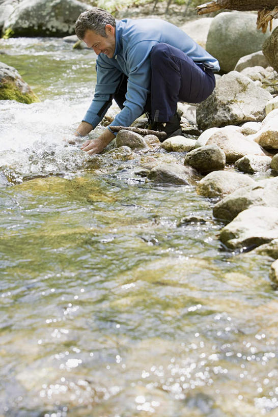 西方人,一个人,蹲,捧,竖图,室外,白天,侧面,运动服,河流,石头,水,欧洲,欧洲人,仅一个男性,仅一个人,仅一个中年男性,阴影,服装,光线,石子,影子,河水,水流,注视,衣服,小溪,阳光,溪水,低头,观察,看,服饰,观看,察看,衣着,穿着,关注,垂头,衣饰,男人,男性,中年男性,白种人,石块,岩石,端,端着,蹲着,捧着,手捧,彩图,全身,运动装
