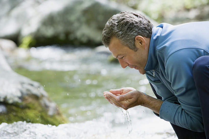 西方人,一个人,蹲,捧,横图,室外,白天,侧面,运动服,河流,石头,水,欧洲,欧洲人,仅一个男性,仅一个人,仅一个中年男性,阴影,服装,朦胧,模糊,光线,石子,影子,河水,水流,注视,衣服,小溪,阳光,溪水,低头,观察,看,服饰,观看,察看,衣着,穿着,关注,垂头,衣饰,男人,男性,中年男性,白种人,石块,岩石,端,端着,蹲着,捧着,手捧,半身,彩图,运动装
