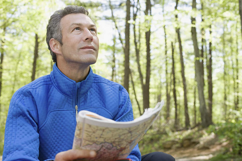 西方人,一个人,站,横图,室外,白天,正面,运动服,树林,植物,道路,地图,欧洲,欧洲人,仅一个男性,仅一个人,仅一个中年男性,握,服装,朦胧,模糊,信息,交通,注视,方向,树,树木,一个,衣服,绿色,自然,观察,看,站着,握着,服饰,生长,单个,成长,观看,引导,指引,察看,衣着,穿着,关注,衣饰,男人,男性,中年男性,白种人,站立,半身,彩图,导航,运动装