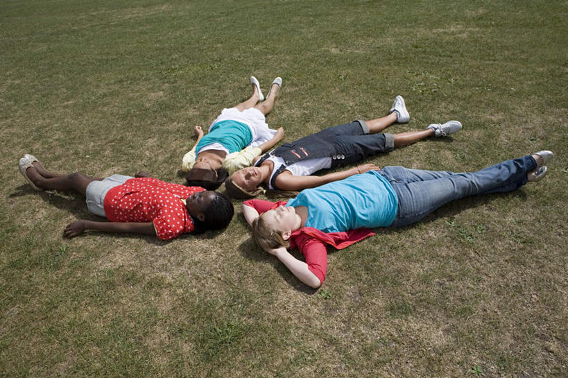 西方人,四个人,伙伴,朋友,躺,闭眼,横图,俯视,室外,白天,运动鞋,友谊,草地,草坪,植物,鞋子,欧洲,非洲,黑人,欧洲人,阴影,服装,光线,影子,注视,休闲装,草,衣服,绿色,观察,看,休息,休闲,休闲服,服饰,观看,休闲鞋,察看,关注,歇息,苏息,卧着,友情,男人,男性,年轻男性,年轻女性,女人,女性,白种人,非洲人,闭眼睛,闭着眼,闭着眼睛,躺着,卧,彩图,高角度拍摄,全身