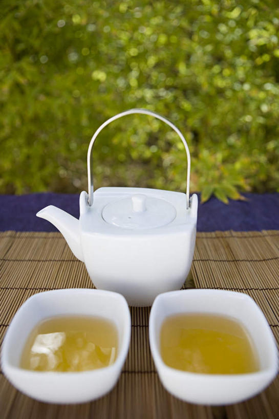 无人,竖图,俯视,室外,特写,白天,幸福,植物,茶,壶,陶瓷,茶叶,陶瓷制品,两杯,娱乐,水壶,树,树木,绿色,自然,茶壶,容器,碗,享受,休闲,温馨,放松,乐趣,生长,成长,储藏,提神,舒适,储存,醒脑,彩图,高角度拍摄,贮存