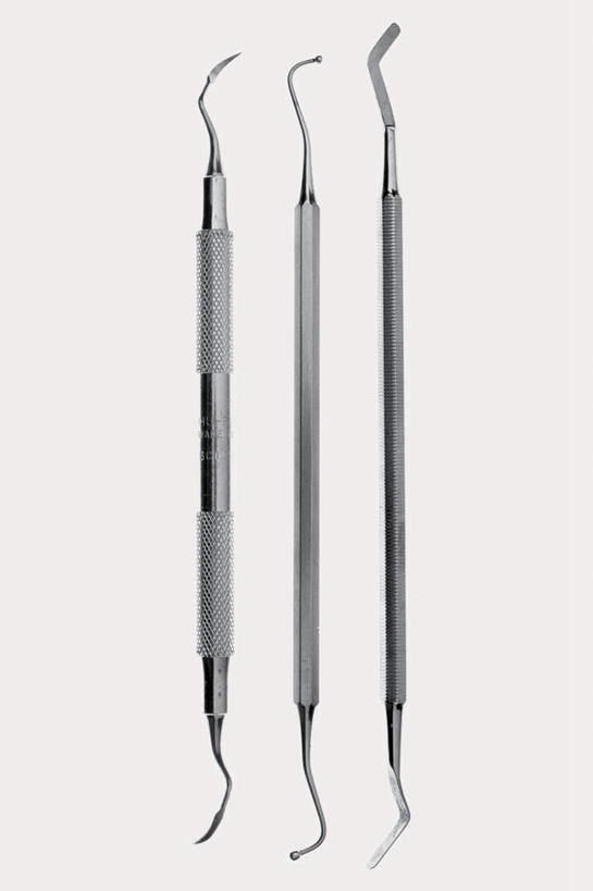 无人,竖图,俯视,室内,特写,白天,白色背景,纯洁,静物,一排,阴影,整齐,反射,工具,影子,银色,排列,三个,摄影,信仰,影棚,医疗,队列,高贵,牙科,雅致,探针,彩图,高角度拍摄,影棚拍摄,拍摄