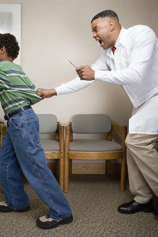 西方人,两个人,病人,牙科医生,医院,竖图,室内,白天,侧面,纯洁,椅子,欧洲,非洲,黑人,欧洲人,握,牙刷,墙,注视,墙壁,墙面,一个,白色,日用品,观察,看,清洁,张嘴,可爱,童年,童趣,握着,单个,洗漱用品,观看,察看,卫生,关注,张大嘴巴,童真,烂漫,无邪,医疗机构,逃跑,天真,男孩,男人,男性,中年男性,非洲人,患者,就医者,牙医,张开嘴,半身,彩图,病院,诊所