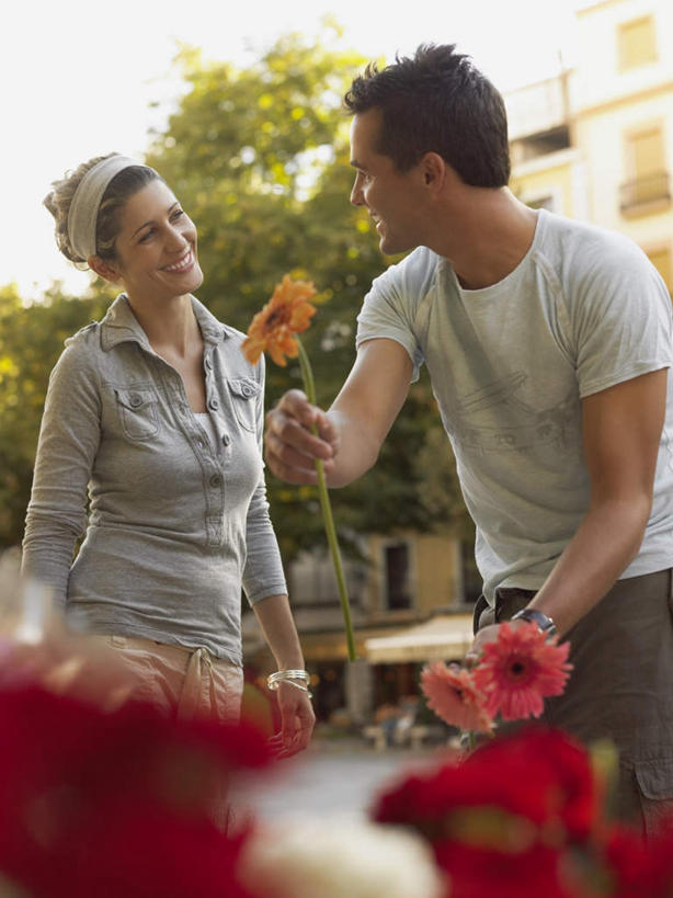 西方人,两个人,夫妻,家,站,笑,微笑,露齿笑,竖图,室外,白天,正面,爱情,植物,帽子,欧洲,欧洲人,握,服装,朦胧,模糊,盛开,时间,时钟,手表,房屋,屋子,公寓,浪漫,拿,计时,花蕾,拿着,扭头,注视,休闲装,洋房,楼房,住宅,花,花瓣,花朵,鲜花,树,树木,衣服,绿色,天空,自然,钟表,天,花苞,花蕊,观察,看,站着,转头,休闲,休闲服,表,菊花,恩爱,握着,恋人,服饰,生长,晴朗,成长,观看,腕表,察看,关注,万里无云,编织帽,大滨菊,西洋滨菊,滨菊,男人,男性,年轻男性,年轻女性,女人,女性,白种人,夫妇,情侣,钟,晴空,晴空万里,站立,半身,彩图,房子,伴侣