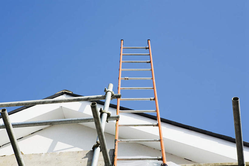 无人,栏杆,攀登,横图,室外,白天,仰视,度假,美景,城市风光,城市,阴影,光线,梯子,影子,房屋,阶梯,木梯,屋子,景观,公寓,围栏,娱乐,护栏,楼房,住宅,蓝色,蓝天,天空,阳光,天,享受,休闲,爬,景色,放松,晴朗,上升,万里无云,登高,晴空,晴空万里,攀爬,彩图,低角度拍摄,房子