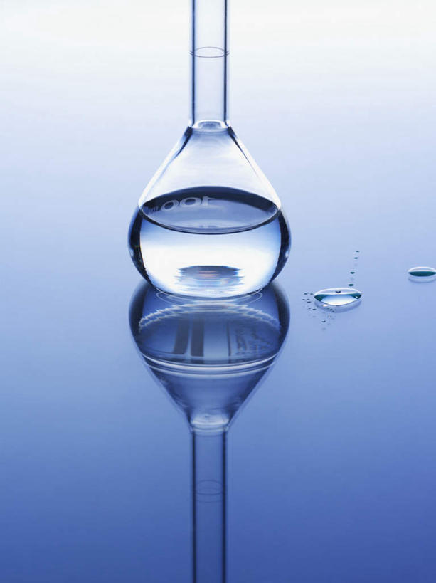 无人,竖图,俯视,室内,特写,白天,实验,仪器,水,阴影,蓝色背景,研究,透明,反射,分析,化学,测试,烧瓶,液体,影子,饮用水,玻璃制品,一个,玻璃瓶,瓶子,矿泉水,器皿,摄影,影棚,单个,蒸馏水,玻璃仪器,试验耗材,实验用品,平底烧瓶,彩图,高角度拍摄,影棚拍摄,拍摄