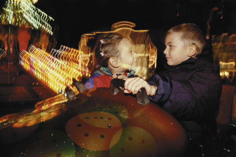 西方人,儿童,两个人,伙伴,朋友,坐,笑,微笑,露齿笑,横图,室外,夜晚,正面,游戏,友谊,纯洁,夜景,照明,欧洲,欧洲人,握,阴影,服装,朦胧,模糊,光线,彩灯,影子,灯光,玩,注视,休闲装,娱乐,相视,车,灯,小孩,衣服,灯具,观察,看,休闲,面对面,休闲服,可爱,童年,童趣,握着,服饰,花灯,游乐设施,碰碰车,观看,活动,对视,照亮,察看,照明设备,发泄,关注,消遣,智力,载具,相对,童真,烂漫,无邪,相看,宣泄,游艺设施,天真,友情,男孩,男人,男性,女孩,女人,女性,白种人,玩耍,嬉戏,坐着,半身,彩图,男生,女生