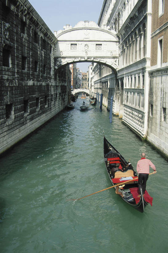 划船,西方人,一个人,站,竖图,室外,白天,度假,河流,美景,水,窗户,城市风光,城市,船,意大利,欧洲,威尼斯,欧洲人,仅一个男性,仅一个人,一排,一艘,许多,握,阴影,波纹,服装,整齐,光线,船桨,影子,河水,景观,水流,木船,涟漪,注视,休闲装,娱乐,玻璃窗,排列,仅一个年轻男性,一个,背面,衣服,蓝色,倒影,蓝天,水纹,天空,阳光,交通工具,波浪,天,观察,看,站着,享受,休闲,休闲服,景色,放松,握着,服饰,晴朗,单个,观看,察看,倒映,舟,队列,关注,南欧,载具,万里无云,意大利共和国,水晕,荡舟,反照,叹息桥,威尼斯叹息桥,男人,男性,年轻男性,白种人,晴空,晴空万里,站立,彩图,全身