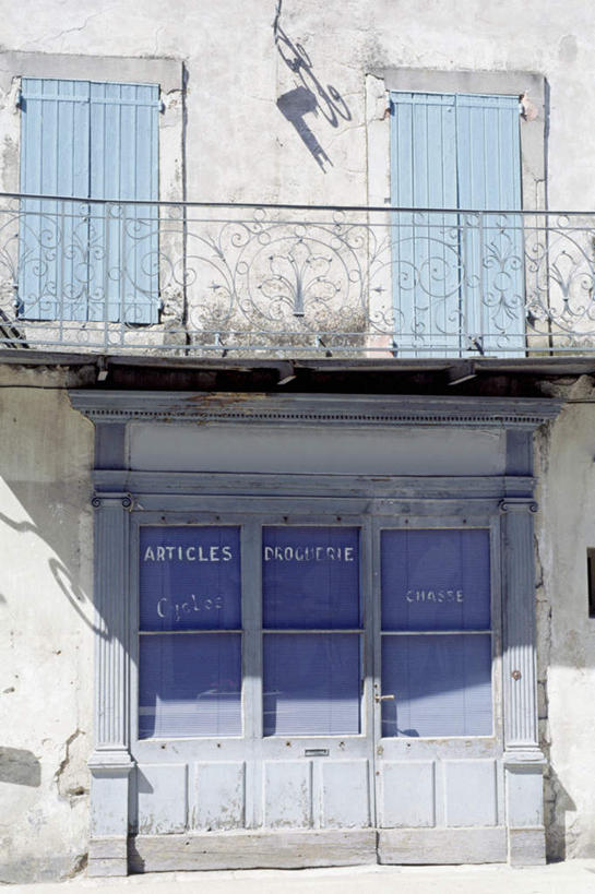 无人,家,栏杆,露台,竖图,室外,白天,仰视,度假,美景,门,城市风光,城市,法国,欧洲,阴影,光线,影子,房屋,屋子,景观,围栏,娱乐,护栏,楼房,住宅,阳光,门框,享受,休闲,景色,放松,普罗旺斯,法兰西共和国,法兰西第五共和国,普罗旺斯省,彩图,低角度拍摄,房子,晒台,天台,眺望台