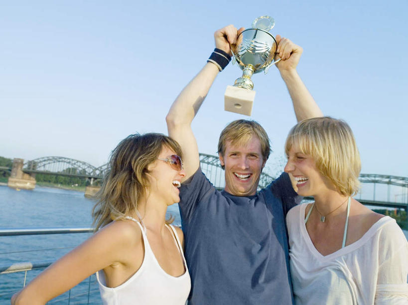 西方人,三个人,伙伴,朋友,栏杆,站,举,笑,大笑,横图,室外,白天,正面,爱情,兴奋,友谊,成功,胜利,河流,水,欧洲,欧洲人,握,阴影,服装,光线,墨镜,眼镜,影子,河水,水流,围栏,浪漫,拿,拿着,注视,休闲装,护栏,衣服,蓝色,蓝天,天空,阳光,太阳镜,太阳眼镜,天,观察,看,托,站着,张嘴,休闲,温暖,温馨,休闲服,遮阳镜,恩爱,光彩,握着,恋人,服饰,晴朗,观看,和睦,察看,关注,荣誉,奖品,张大嘴巴,万里无云,哈哈大笑,荣耀,光荣,友情,男人,男性,年轻男性,年轻女性,女人,女性,白种人,情侣,晴空,晴空万里,张开嘴,举起,举手,举着,向上举,向上伸,向上托,站立,半身,彩图,高兴,狂笑,伴侣,融洽,奖杯