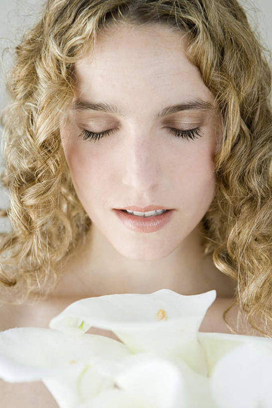 西方人,脸,头,脸颊,头发,一个人,闭眼,竖图,室内,特写,白天,正面,欧洲,欧洲人,仅一个年轻女性,仅一个女性,仅一个人,盛开,花蕾,闻,花,花瓣,花朵,鲜花,黄色,花苞,花蕊,嗅,白鹤花,白玉簪,玉春棒,玉簪花,宽和,恬静,年轻女性,女人,女性,白种人,头部,长发,卷发,脸部,脸蛋,面部,闭眼睛,闭着眼,闭着眼睛,半身,彩图