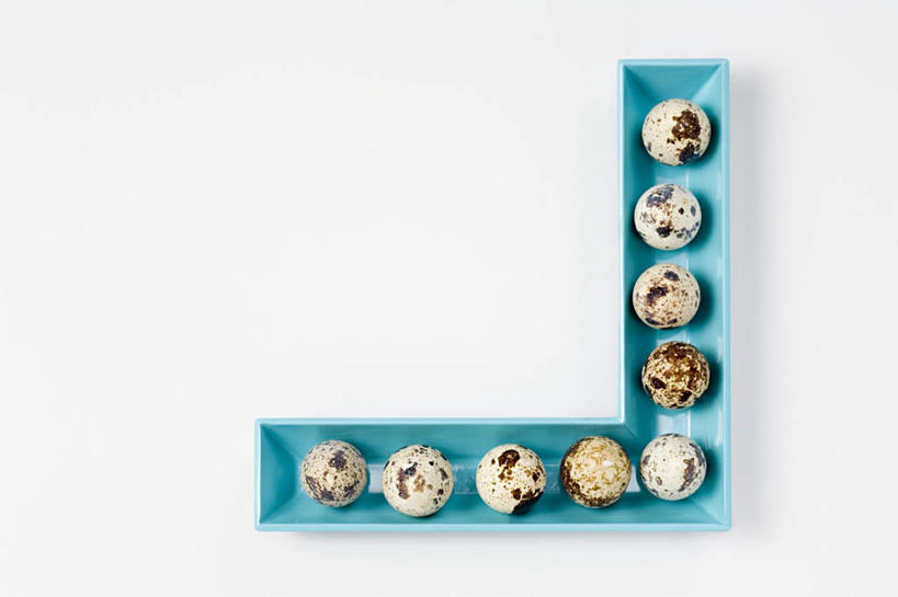 无人,交叉,横图,俯视,室内,特写,白天,白色背景,桌面,桌子,一排,整齐,并列,并排,木制,蛋,鹌鹑蛋,排列,木制品,摄影,影棚,队列,平行,直角,相交,交集,卵,鹌鹑卵,鹑鸟蛋,彩图,高角度拍摄,影棚拍摄,拍摄