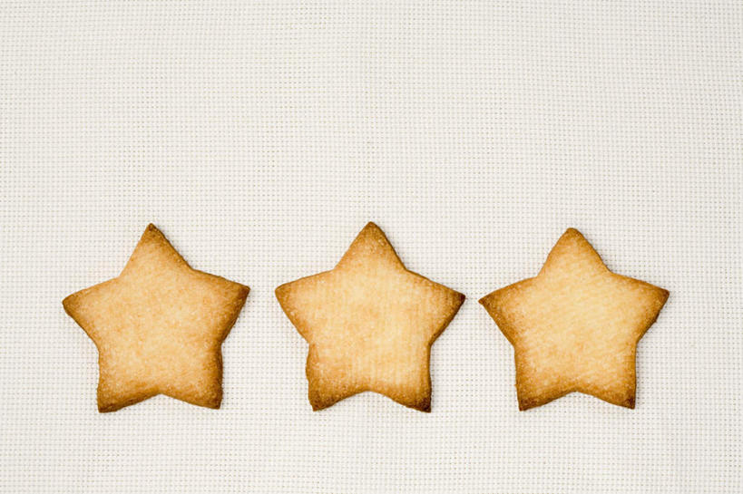 点心,无人,横图,俯视,室内,特写,白天,白色背景,桌面,桌子,三块,一排,阴影,整齐,反射,木制,影子,星星,食品,甜点,食物,糕点,排列,木制品,饼干,甜食,零食,星形,摄影,影棚,队列,五角形,装饰饼干,五角星,彩图,高角度拍摄,影棚拍摄,拍摄