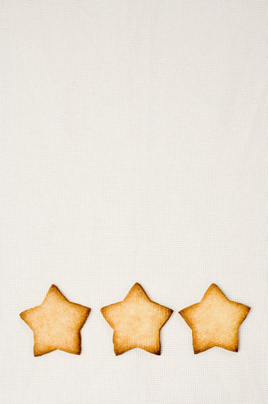 点心,无人,竖图,俯视,室内,特写,白天,白色背景,桌面,桌子,三块,一排,阴影,整齐,反射,木制,影子,星星,食品,甜点,食物,糕点,排列,木制品,饼干,甜食,零食,星形,摄影,影棚,队列,五角形,装饰饼干,五角星,彩图,高角度拍摄,影棚拍摄,拍摄