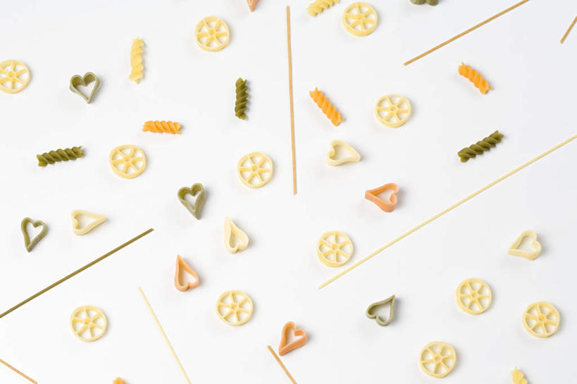 面食,面条,意大利面,无人,横图,俯视,室内,特写,白天,白色背景,西餐,桌面,桌子,木制,面,料理,食品,凌乱,食物,木制品,西式,摄影,影棚,混乱,零散,纷乱,缭乱,庞杂,零星,琐细,琐屑,细碎,彩图,高角度拍摄,影棚拍摄,拍摄