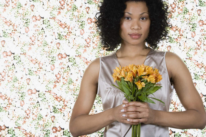 西方人,一个人,站,横图,室内,白天,正面,壁纸,欧洲,欧洲人,仅一个年轻女性,仅一个女性,仅一个人,握,服装,盛开,墙,拿,花蕾,拿着,注视,休闲装,墙壁,墙面,花,花瓣,花朵,鲜花,衣服,黄色,花苞,花蕊,观察,看,站着,休闲,休闲服,握着,摄影,服饰,影棚,观看,察看,关注,白鹤花,白玉簪,玉春棒,玉簪花,宽和,恬静,年轻女性,女人,女性,白种人,墙纸,站立,半身,彩图,影棚拍摄,拍摄