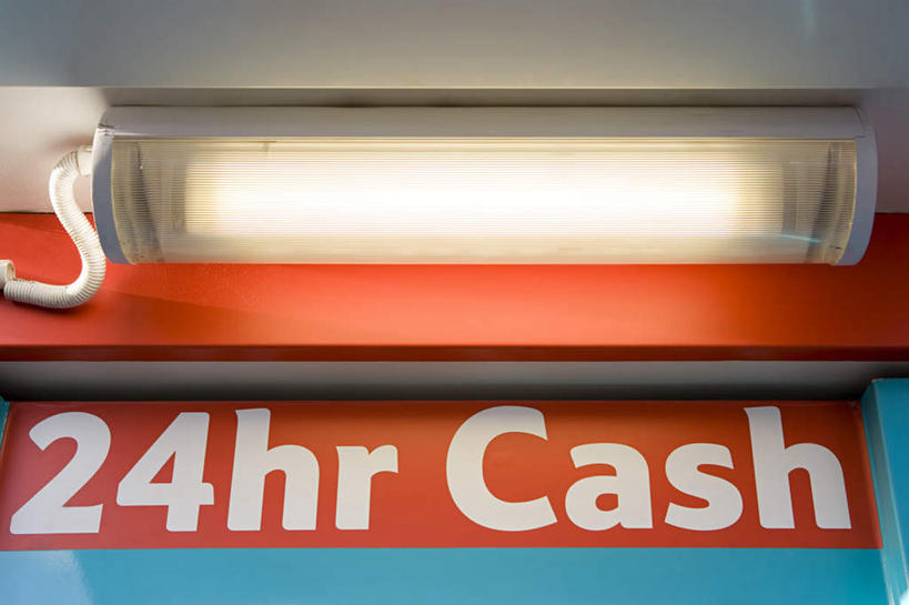 无人,横图,室外,特写,白天,仰视,取款机,静物,照明,一排,整齐,标志,文字,字符,字母,墙,灯光,标识,顶灯,墙壁,墙面,灯,排列,白色,灯具,照亮,照明设备,队列,atm机,阿拉伯文,自动柜员机,阿拉伯语,阿拉伯字母,自动取款机,彩图,低角度拍摄