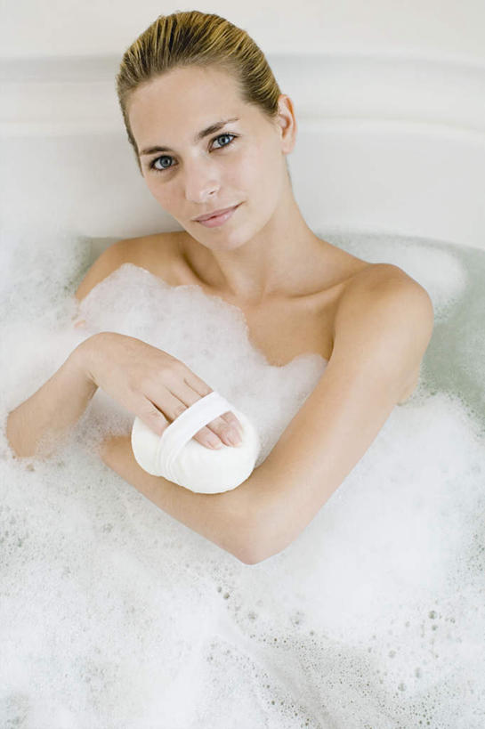 西方人,一个人,笑,微笑,竖图,俯视,室内,白天,化妆,美容,洗澡,水,卫生间,浴室,欧洲,欧洲人,仅一个年轻女性,仅一个女性,仅一个人,护肤,波纹,透明,海绵,液体,气泡,水滴,涟漪,漩涡,注视,干净,水泡,裸露,水珠,一个,水纹,泡泡,浴缸,观察,看,清洁,保养,享受,休闲,健康,放松,保健,单个,观看,圆弧,察看,卫生,关注,裸,卫浴设备,养颜,洗脸海绵,洗脸扑,洗脸绵,泡汤,水管装置,年轻女性,女人,女性,白种人,淋浴房,半身,彩图,高角度拍摄,沐浴,冲凉房,沐浴间,沐浴室