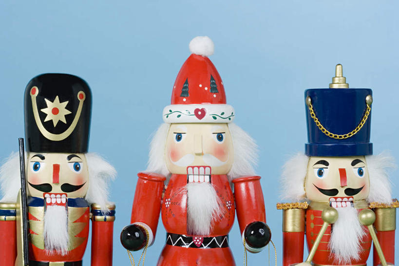 西方人,无人,三个人,站,横图,室内,特写,白天,正面,静物,雕塑,欧洲,欧洲人,一排,蓝色背景,艺术,整齐,装饰,雕刻,雕像,注视,排列,三个,工艺品,观察,看,站着,摄影,影棚,观看,纪念,美术,察看,队列,关注,主题,陈列,功能,美学,老年男性,男人,男性,白种人,站立,半身,彩图,影棚拍摄,拍摄