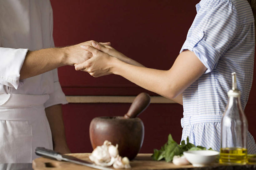 西方人,两个人,伙伴,朋友,站,握手,横图,室内,白天,侧面,工作服,制服,友谊,合作,团队,桌面,桌子,蔬菜,蒜,金属制品,欧洲,欧洲人,新鲜,金属,木制,粉末,工具,面粉,食品,案板,刀具,粮食,蒜头,注视,玻璃制品,砧板,食物,玻璃瓶,木制品,瓶子,刀,观察,看,站着,粉,器皿,战略,有机食品,绿色食品,观看,农产品,察看,研磨,臼杵,关注,菜刀,原材料,研杵,研钵,联合,合谋,粉状,切菜刀,臼,工作制服,胡蒜,配合,协作,男人,男性,女人,女性,中年男性,中年女性,白种人,大蒜,搀手,拉手,手搀手,手拉手,手牵手,手握手,站立,半身,彩图,工作套服