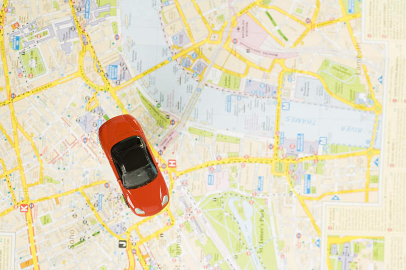 无人,横图,俯视,室内,特写,白天,游戏,道路,汽车,静物,地图,玩具,一辆,信息,交通,跑车,玩,方向,娱乐,车,一个,红色,交通工具,休闲,益智,摄影,影棚,单个,引导,指引,活动,发泄,消遣,智力,载具,敞篷跑车,宣泄,玩耍,嬉戏,彩图,高角度拍摄,影棚拍摄,拍摄,导航