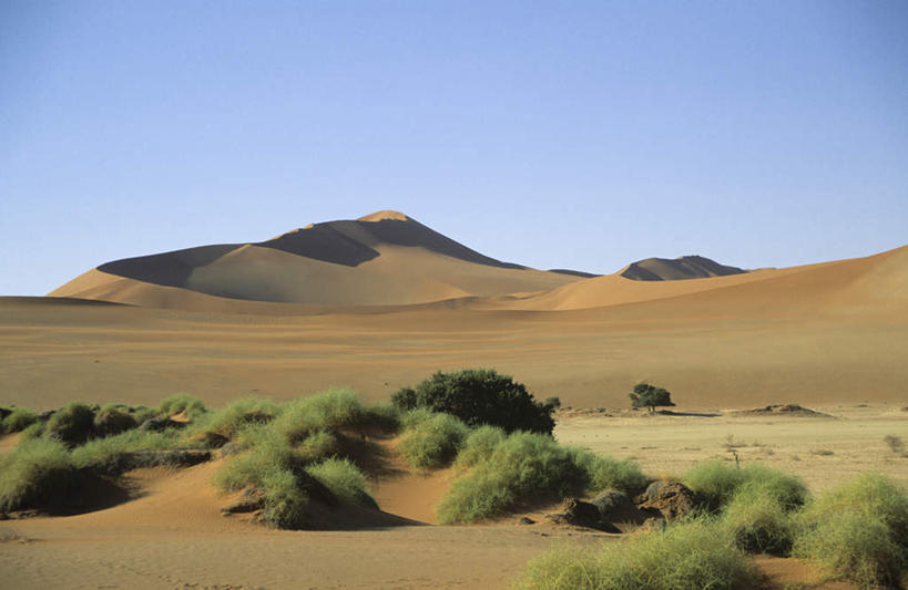 无人,横图,室外,白天,正面,旅游,度假,草地,草坪,美景,沙漠,山,山脉,植物,非洲,纳米比亚,阴影,光线,影子,景观,山峰,山峦,娱乐,草,蓝色,绿色,蓝天,天空,阳光,自然,群山,天,享受,休闲,景色,放松,晴朗,自然风光,万里无云,纳米比亚共和国,纳米布沙漠,纳米比沙漠,大漠,砂漠,晴空,晴空万里,彩图