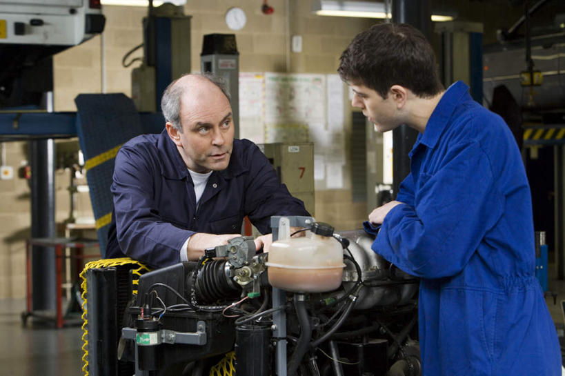 西方人,两个人,学生,教师,机修工,站,说,横图,室内,白天,侧面,工作服,制服,讨论,机器,欧洲,欧洲人,弯腰,指,注视,指点,工人,蓝色,观察,看,站着,机械,观看,察看,指向,关注,弯身,工作制服,门生,交流,男人,男性,年轻男性,中年男性,白种人,机械师,机修工人,讲师,教授,老师,沟通,讲话,交谈,商讨,说话,谈话,站立,半身,彩图,工作套服