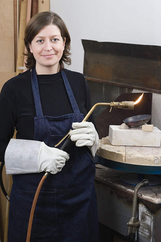 西方人,一个人,站,笑,微笑,露齿笑,竖图,室内,白天,正面,热情,安全,窗帘,火,欧洲,欧洲人,仅一个女性,仅一个人,一双,握,服装,装饰,工具,火焰,围裙,墙,防护,燃烧,注视,休闲装,墙壁,墙面,衣服,白色,帘子,手套,观察,看,站着,仅一个中年女性,休闲,休闲服,遮阳,握着,艺术家,服饰,观看,保护,华丽,修饰,点缀,察看,关注,保险,保全,周全,安稳,安定,衬托,美观,雅致,雅观,防护手套,喷灯,平安,女人,女性,中年女性,白种人,站立,半身,彩图