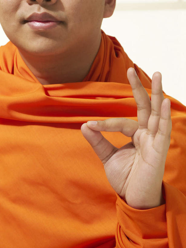 东方人,手,一个人,和尚,站,笑,微笑,竖图,室内,特写,白天,白色背景,正面,亚洲,仅一个男性,仅一个人,仅一个中年男性,墙,黄种人,墙壁,墙面,黄色,白色,站着,手部,摄影,影棚,单手,袈裟,法衣,说法印,男人,男性,中年男性,亚洲人,比丘,高僧,僧,僧侣,僧人,沙弥,修行僧,站立,半身,彩图,影棚拍摄,拍摄,僧衣