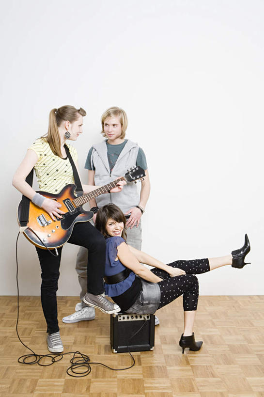 西方人,三个人,伙伴,朋友,站,坐,竖图,室内,白天,白色背景,正面,友谊,合作,团队,地板,欧洲,欧洲人,握,服装,电吉他,乐器,弦乐器,音响,地面,拿,拿着,注视,休闲装,木地板,衣服,观察,看,站着,休闲,休闲服,战略,握着,摄影,服饰,影棚,观看,察看,录音棚,录音室,关注,弹拨弦鸣乐器,双手抄兜,双手放兜,联合,合谋,声响,录影棚,配合,协作,友情,男人,男性,年轻男性,年轻女性,女人,女性,白种人,插兜,两手抄兜,两手放兜,手插兜,手放口袋,站立,坐着,彩图,全身,影棚拍摄,拍摄,弹拨弦乐器,手抄兜