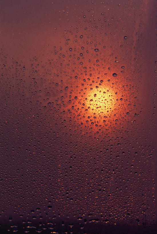 无人,竖图,室内,特写,白天,正面,日落,水,雨,暴雨,大雨,窗户,朦胧,模糊,液体,水滴,晚霞,霞光,落日,玻璃窗,黄昏,彩霞,细雨,夕照,夕阳,小雨,彩图,斜阳