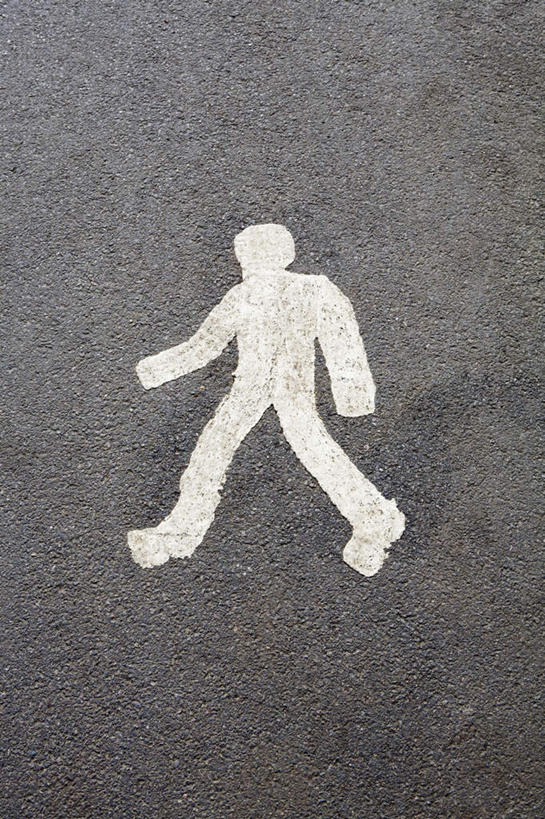 一个人,无人,走,竖图,俯视,室外,特写,白天,道路,路,人行横道,指示牌,仅一个男性,仅一个人,标志,路标,人行道,小路,地面,交通,标识,路牌,仅一个年轻男性,人行横道线,男人,男性,年轻男性,斑马线,步行,散步,走路,彩图,高角度拍摄,全身