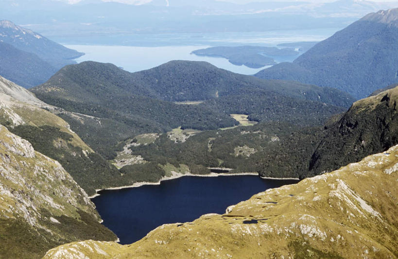 无人,公园,横图,俯视,航拍,室外,白天,旅游,度假,安全,湖,湖泊,石头,美景,山,山脉,水,峡谷,新西兰,朦胧,模糊,平静,石子,湖面,景观,山峰,水流,水面,云,云朵,山谷,山峦,云彩,娱乐,蓝色,白云,蓝天,天空,自然,湖水,群山,天,享受,休闲,景色,放松,晴朗,宁静,国家公园,岩层,鸟瞰,自然风光,大洋洲,和平,安详,纽西兰,长白云之乡,峡湾国家公园,太平,安适,安好,宁靖,石块,岩石,晴空,彩图,高角度拍摄