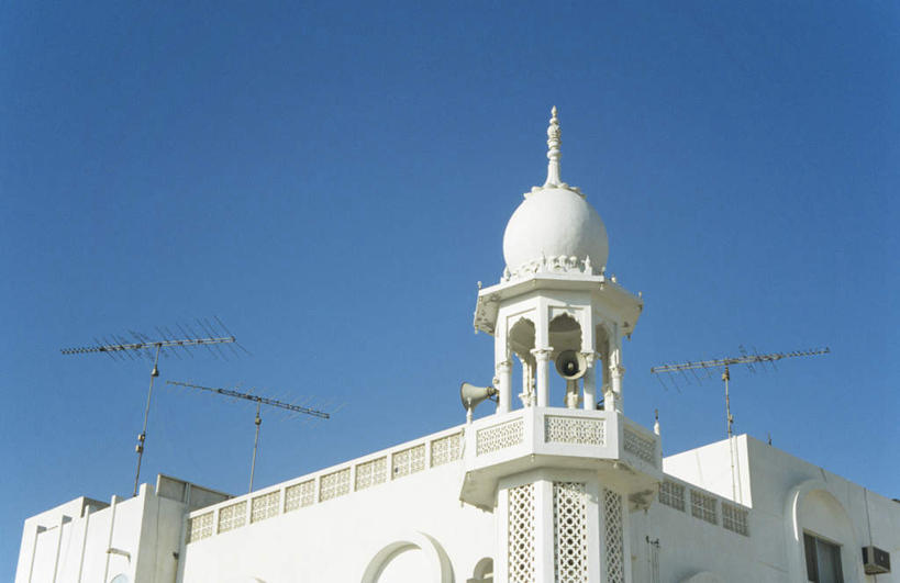 无人,家,横图,室外,白天,仰视,旅游,度假,标志建筑,地标,建筑,阿曼,亚洲,节日,电力,电线,线,房屋,屋子,电能,线路,文化,娱乐,喇叭,建设,楼房,住宅,蓝色,蓝天,天空,话筒,天,祈祷,享受,休闲,健康,旅游胜地,放松,许愿,宗教,信仰,晴朗,纪念,电,电源,电源线,祈求,伊斯兰教,传声筒,清真寺,西亚,能量,万里无云,阿曼苏丹国,尼日瓦,尼兹瓦,平安,晴空,晴空万里,彩图,低角度拍摄,房子
